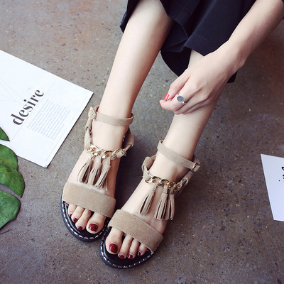 Καθημερινά κυρίες σανδάλια με πολλά ενδιαφέροντα φούντες μενταγιόν