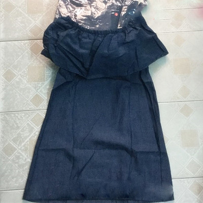 Πολύ ευγενική κυρία καλοκαιρινό φόρεμα με έναν ώμο γυμνό,