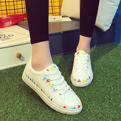 Πολύ ενδιαφέρουσα καθημερινά γυναικεία αθλητικά παπούτσια με επίπεδη σόλα, δύο χρώματα και έγχρωμες γεωμετρικές μορφές