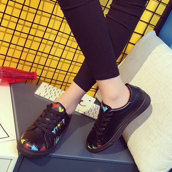 Πολύ ενδιαφέρουσα καθημερινά  γυναικεία αθλητικά παπούτσια με επίπεδη σόλα, δύο χρώματα και έγχρωμες γεωμετρικές μορφές