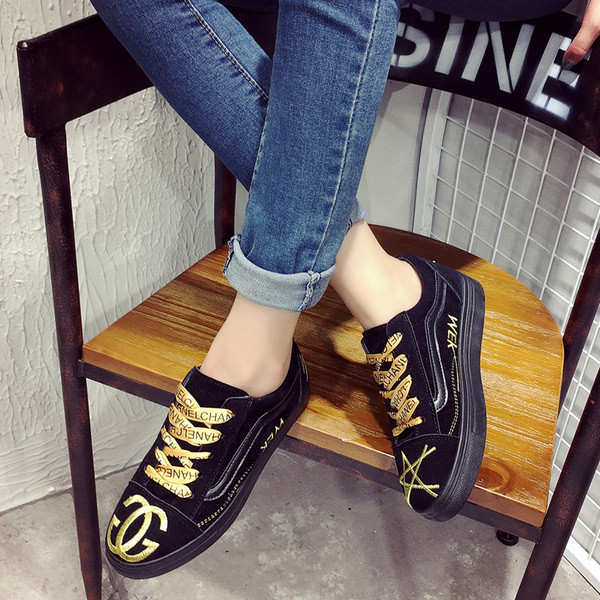 Υπέροχα γυναικεία αθλητικά παπούτσια σε ροζ και μαύρο χρώμα με ενδιαφέρον κεντημένα μοτίβα