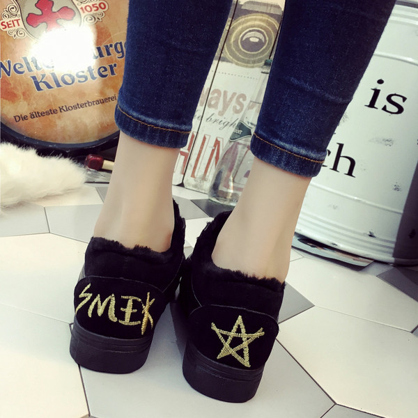 Υπέροχα γυναικεία αθλητικά παπούτσια σε ροζ και μαύρο χρώμα με ενδιαφέρον κεντημένα μοτίβα