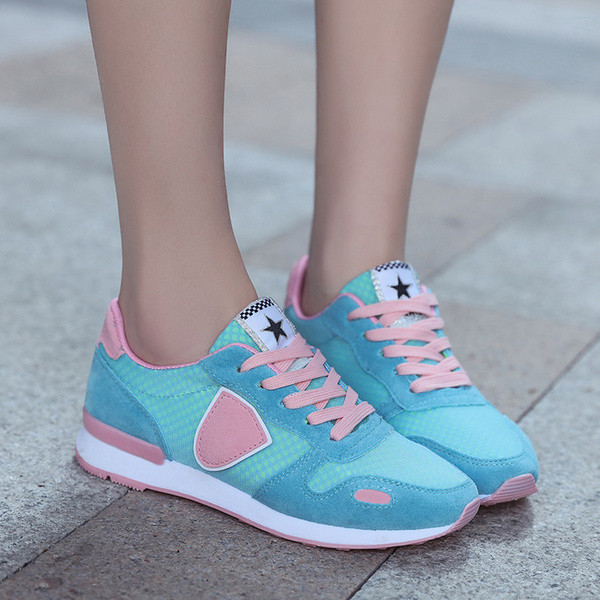 Κομψά γυναικεία αναπνεύσιμα αθλητικά παπούτσια σε διάφορα σχέδια και χρώματα