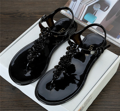 Οι γυναίκες ανάβουν το καλοκαίρι άνετα παπούτσια σε τρία χρώματα με λεία σόλα και δέρμα - πράσινο, μαύρο και άσπρο