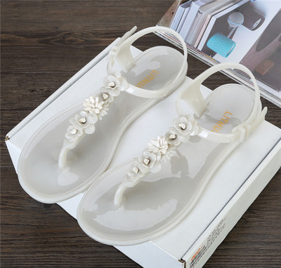 Οι γυναίκες ανάβουν το καλοκαίρι άνετα παπούτσια σε τρία χρώματα με λεία σόλα και δέρμα - πράσινο, μαύρο και άσπρο