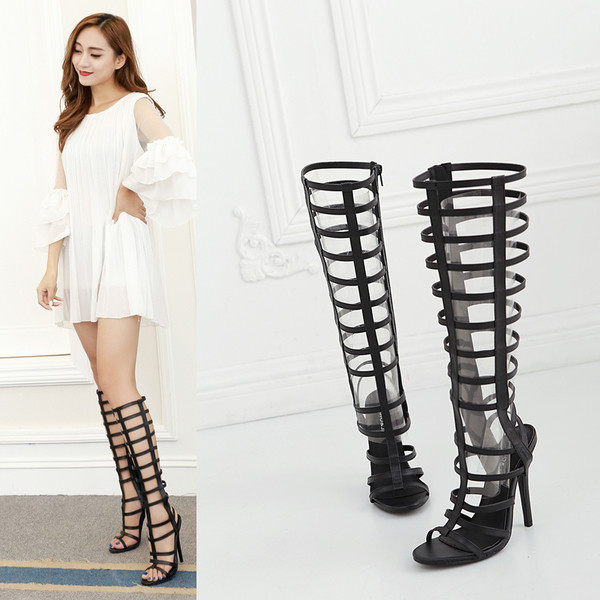 Κομψό άνοιξη και το καλοκαίρι σανδάλια με ψηλά τακούνια - Ρωμαϊκό στυλ, σκοτάδι και το φως έκδοση