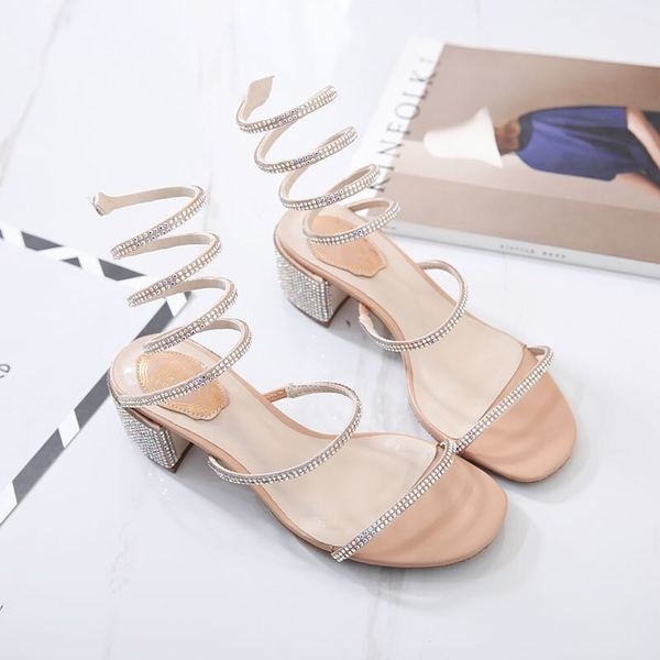 Κομψή σανδάλια με παχιά τρέχουσες και βότσαλα