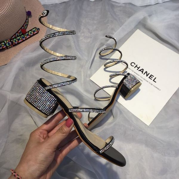 Κομψή σανδάλια με παχιά τρέχουσες και βότσαλα