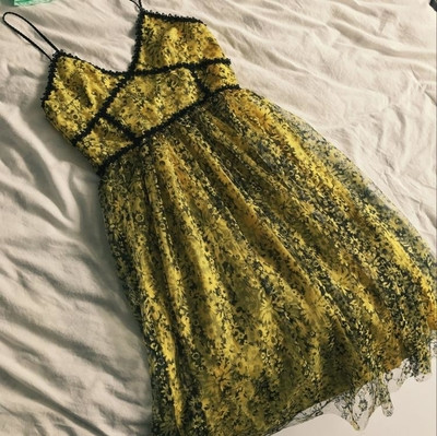 Sport-κομψές κυρίες φόρεμα με μοτίβα λουλουδιών - 4 μοντέλα