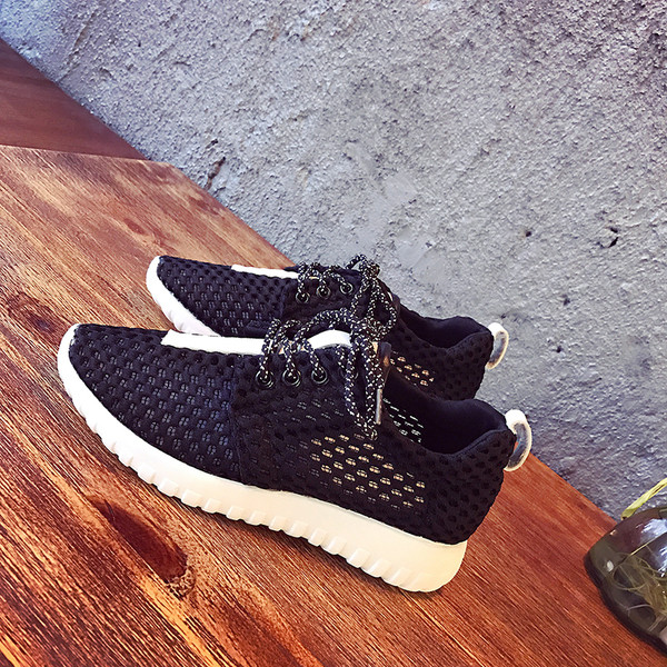 Άνετα γυναικεία  αθλητικά παπούτσια σε λευκό και μαύρο χρώμα