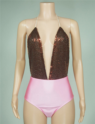 Μια ενδιαφέρουσα και πολύ όμορφες κυρίες όλα σε ένα μαγιό διακοσμημένο με πούλιες στην κορυφή