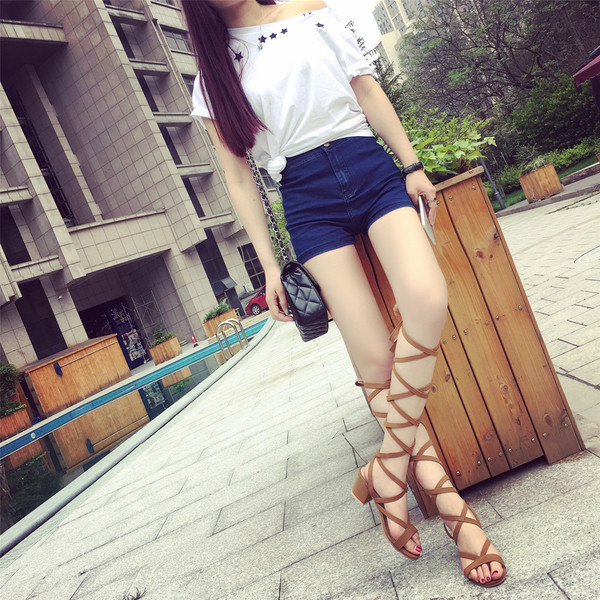 Κομψό σανδάλια και των συνδέσεων ηλεκτρικής ενέργειας στη ρωμαϊκή στυλ