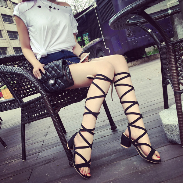 Κομψό σανδάλια και των συνδέσεων ηλεκτρικής ενέργειας στη ρωμαϊκή στυλ