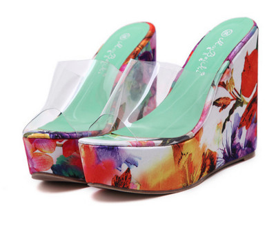 Πολύ ενδιαφέρουσες Γυναικείεςπαντόφλες με ψηλή πλατφόρμα