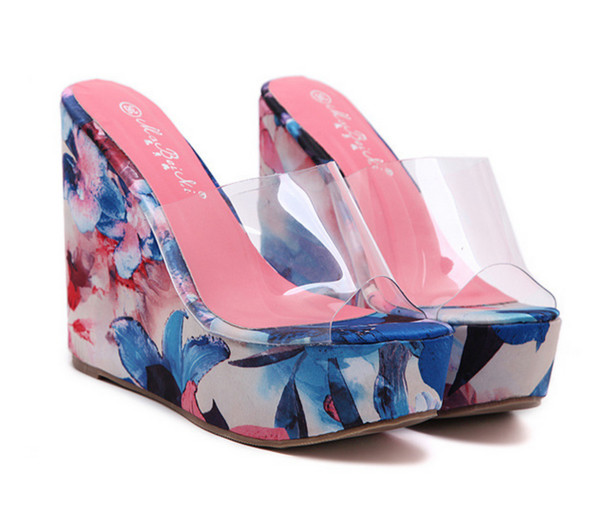 Πολύ ενδιαφέρουσες  Γυναικείεςπαντόφλες με ψηλή πλατφόρμα 