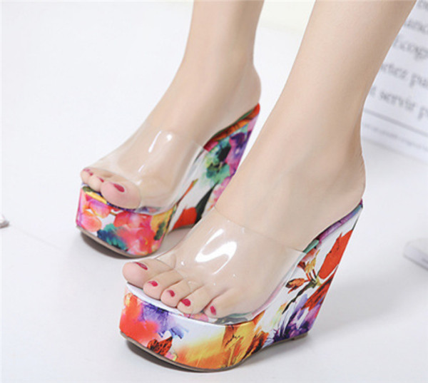 Πολύ ενδιαφέρουσες  Γυναικείεςπαντόφλες με ψηλή πλατφόρμα 