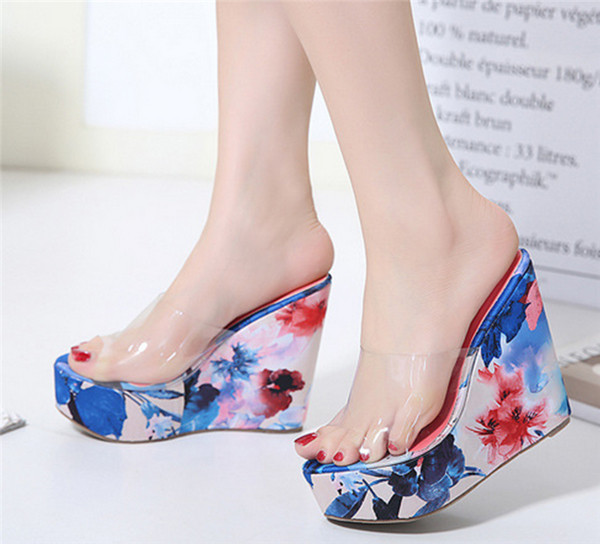 Πολύ ενδιαφέρουσες  Γυναικείεςπαντόφλες με ψηλή πλατφόρμα 