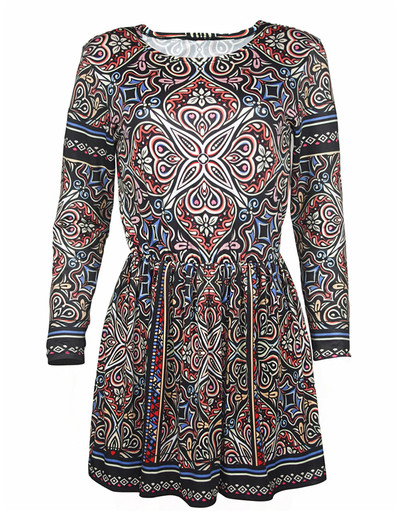 Όμορφες κυρίες καθημερινή κοντό φόρεμα με σχέδια με γεωμετρικά σχήματα