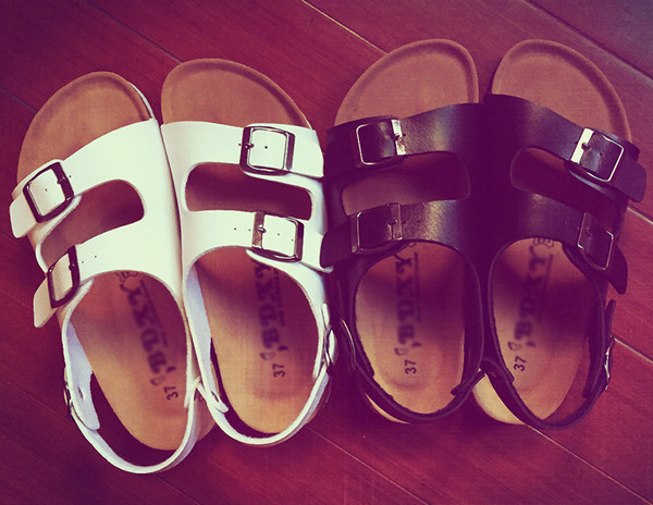 Κομψή περιστασιακά σανδάλια - διαφορετικά μοντέλα και σχέδια