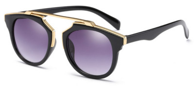 Πολύ κομψά γυαλιά για τις γυναίκες με μια ενδιαφέρουσα μορφή του γυαλιού