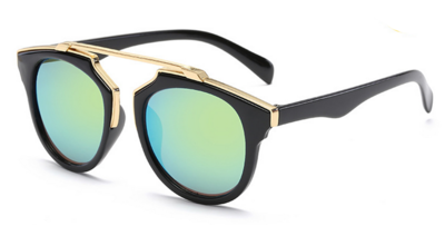 Πολύ κομψά γυαλιά για τις γυναίκες με μια ενδιαφέρουσα μορφή του γυαλιού