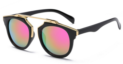 Πολύ κομψά γυαλιά για τις γυναίκες με μια ενδιαφέρουσα μορφή του γυαλιού