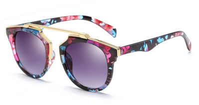 Πολύ κομψά γυαλιά για τις γυναίκες με μια ενδιαφέρουσα μορφή του γυαλιού