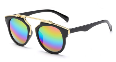 Πολύ κομψά γυαλιά για τις γυναίκες με μια ενδιαφέρουσα μορφή του γυαλιού