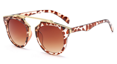 Πολύ κομψά γυαλιά για τις γυναίκες με μια ενδιαφέρουσα μορφή του γυαλιού