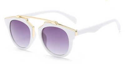 Πολύ κομψά γυαλιά για τις γυναίκες με μια ενδιαφέρουσα μορφή του γυαλιού