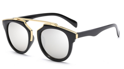 Πολύ κομψά γυαλιά για τις γυναίκες με μια ενδιαφέρουσα μορφή του γυαλιού