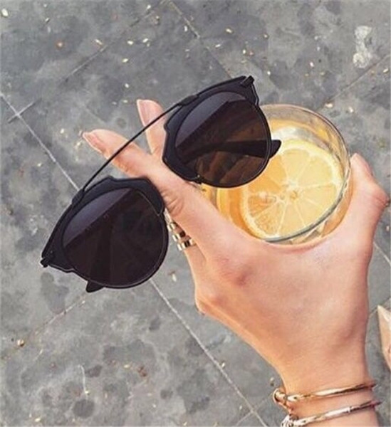 Πολύ κομψά γυαλιά για τις γυναίκες με μια ενδιαφέρουσα μορφή του γυαλιού