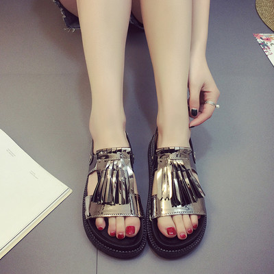 Η τρέχουσα άνοιξη και το καλοκαίρι σανδάλια με φούντες