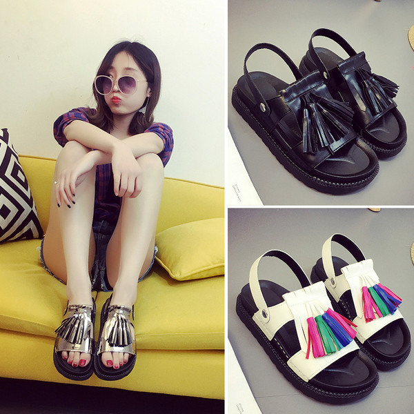 Η τρέχουσα άνοιξη και το καλοκαίρι σανδάλια με φούντες