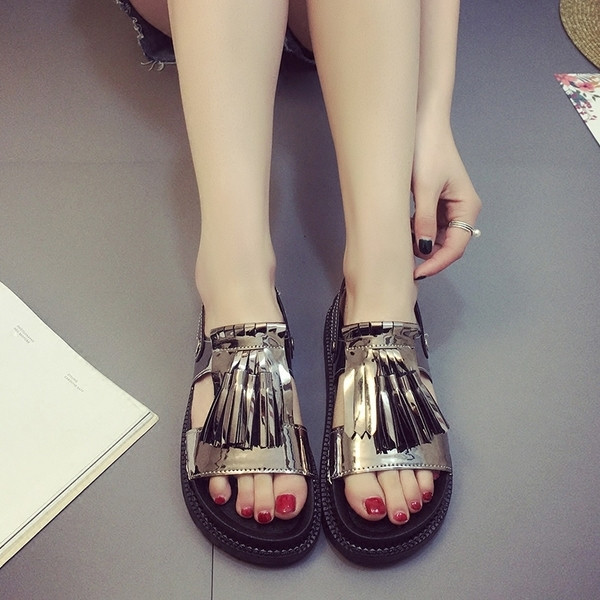 Η τρέχουσα άνοιξη και το καλοκαίρι σανδάλια με φούντες