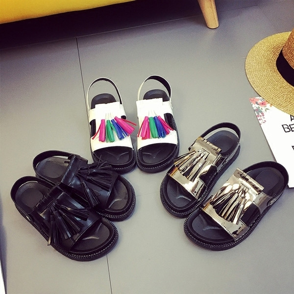 Η τρέχουσα άνοιξη και το καλοκαίρι σανδάλια με φούντες