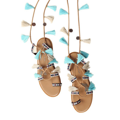 Υπερβολικό σανδάλια σε ρωμαϊκό στιλ με κρεμαστά φούντες