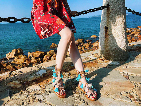 Υπερβολικό σανδάλια σε ρωμαϊκό στιλ με κρεμαστά φούντες