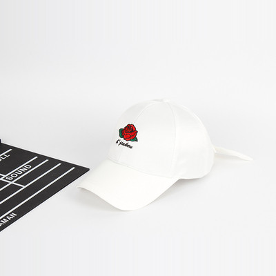 Μεγάλη κυρίες καπελάκια του μπέιζμπολ με πολύ ενδιαφέρον κεντημένα τριαντάφυλλα