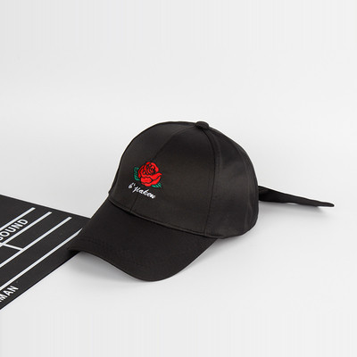 Μεγάλη κυρίες καπελάκια του μπέιζμπολ με πολύ ενδιαφέρον κεντημένα τριαντάφυλλα