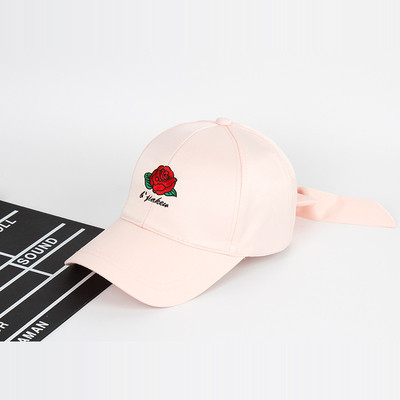 Μεγάλη κυρίες καπελάκια του μπέιζμπολ με πολύ ενδιαφέρον κεντημένα τριαντάφυλλα