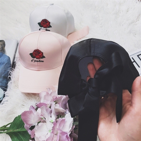 Μεγάλη κυρίες καπελάκια του μπέιζμπολ με πολύ ενδιαφέρον κεντημένα τριαντάφυλλα