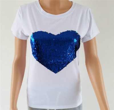 Πολλές όμορφες κυρίες T-shirt με κοντά μανίκια και μια καρδιά λαμπερά πούλιες