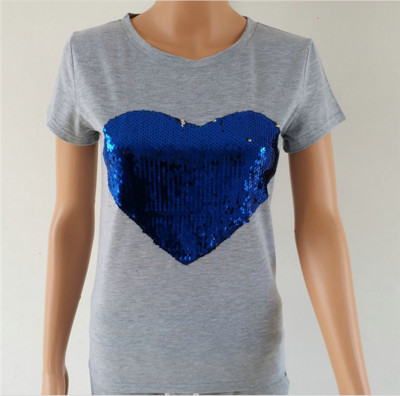 Πολλές όμορφες κυρίες T-shirt με κοντά μανίκια και μια καρδιά λαμπερά πούλιες