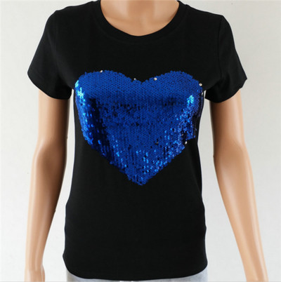 Πολλές όμορφες κυρίες T-shirt με κοντά μανίκια και μια καρδιά λαμπερά πούλιες