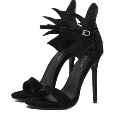 Πολύ κομψό μαύρο κυρίες σανδάλια με ψηλά τακούνια με πόρπη γύρω από τον αστράγαλο