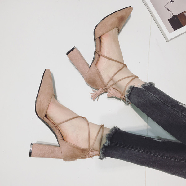 Κομψό σανδάλια με ψηλά τακούνια με δεσμούς αστράγαλο - καφέ και μαύρο μοτίβο