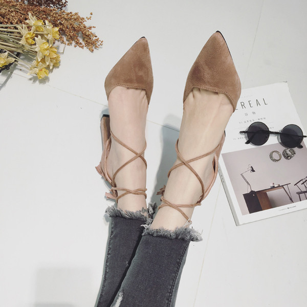 Κομψό σανδάλια με ψηλά τακούνια με δεσμούς αστράγαλο - καφέ και μαύρο μοτίβο