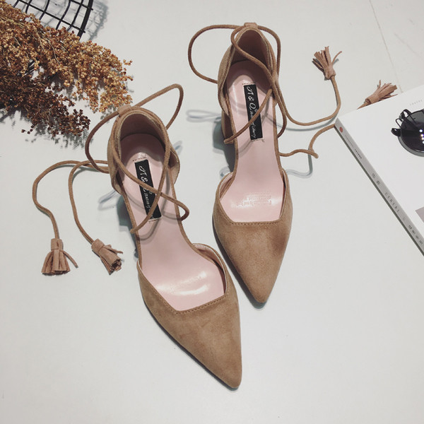 Κομψό σανδάλια με ψηλά τακούνια με δεσμούς αστράγαλο - καφέ και μαύρο μοτίβο