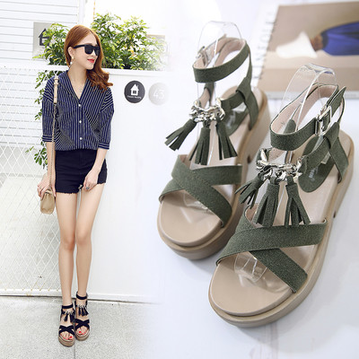 Υπερσύγχρονα σανδάλια με σταυρό ιμάντες και φούντες